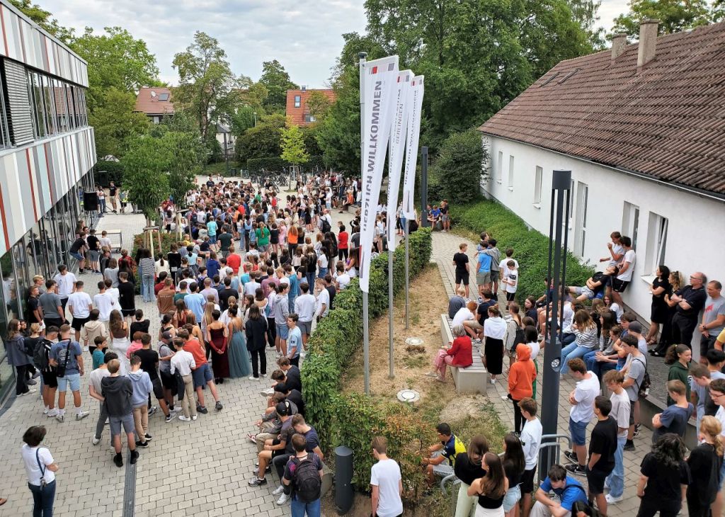Letzter Schultag: Vollversammlung – Zeugnisse – Abschiede – Ferien!
